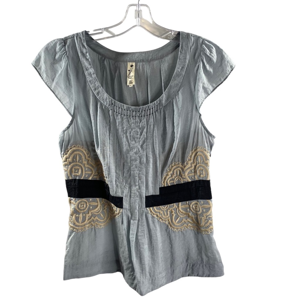 Floreat Gray Cap-Sleeve Top with Black Waistband and Cream Embroidery